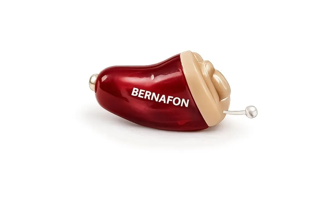 Audífono intracanal Bernafon de color granate sobre fondo blanco
