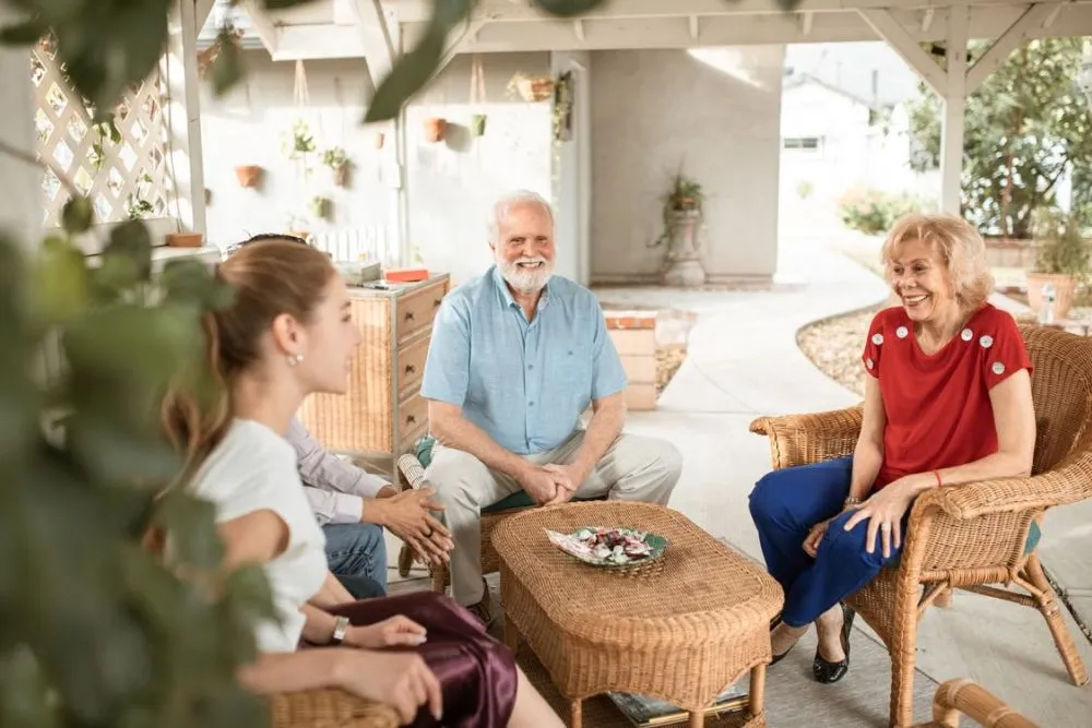 Persona esforzándose por seguir una conversación en grupo en un ambiente ruidoso