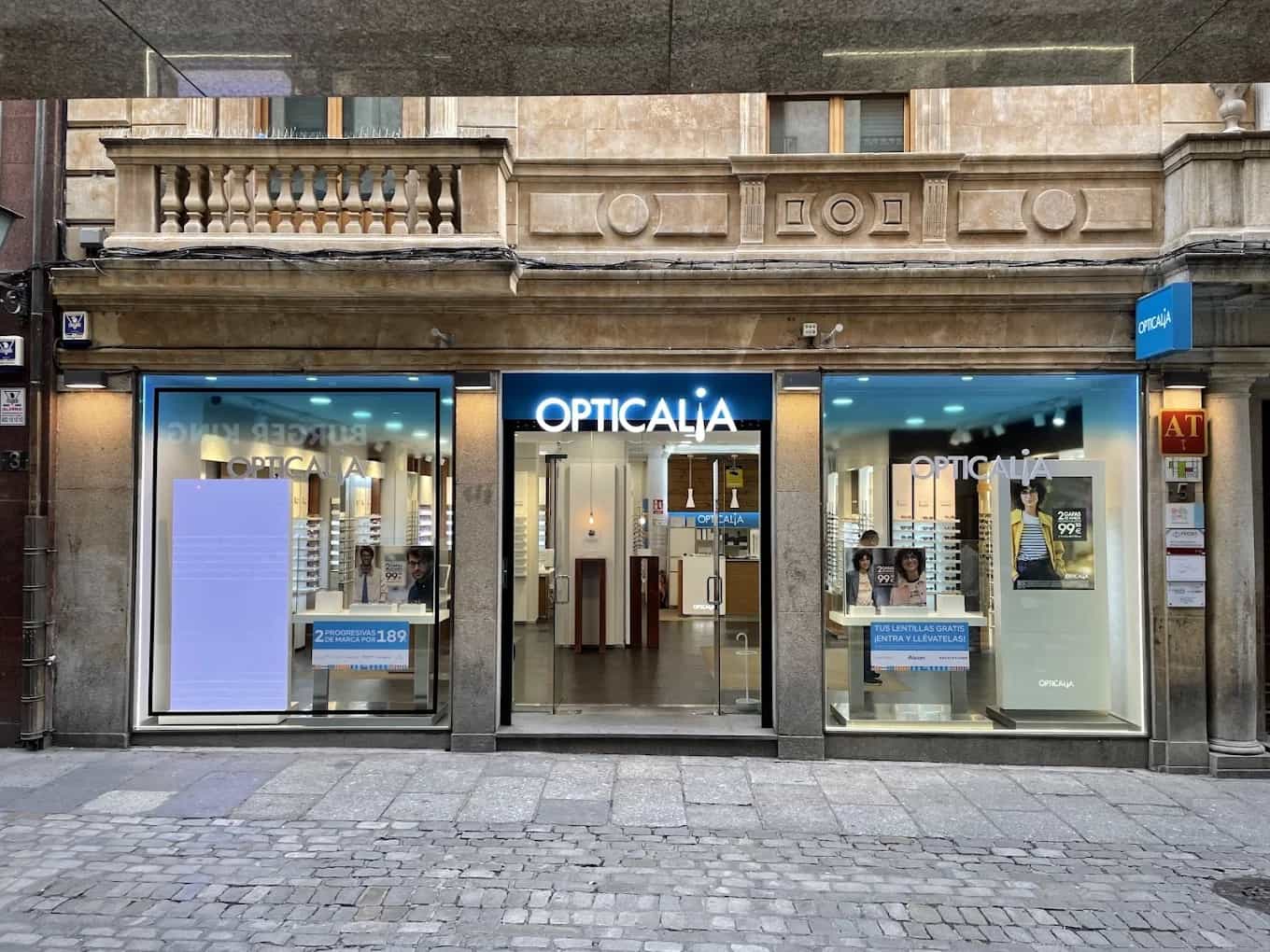 Especialista auditivo asesorando a paciente en Salamanca